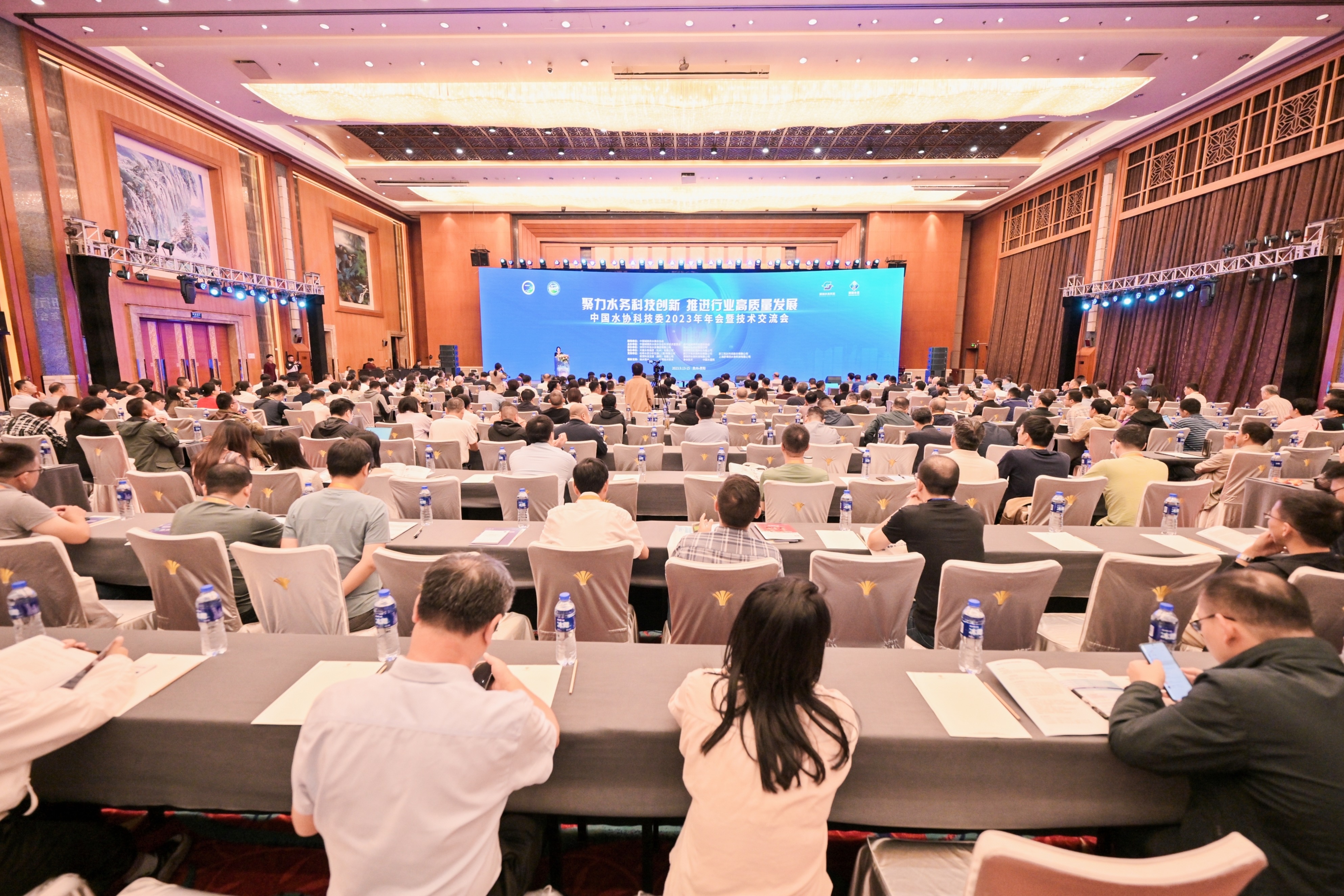 �����չ�ح����yl23455����"˫��˫չ"Բ����Ļ��